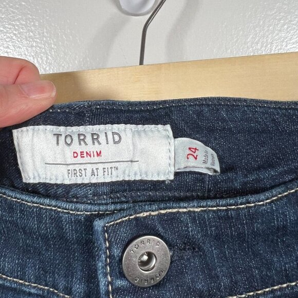 Torrid Boyfriend Bermuda Shorts Size 24 Moonlit Dark Wash Denim High Rise - Picture 3 of 10